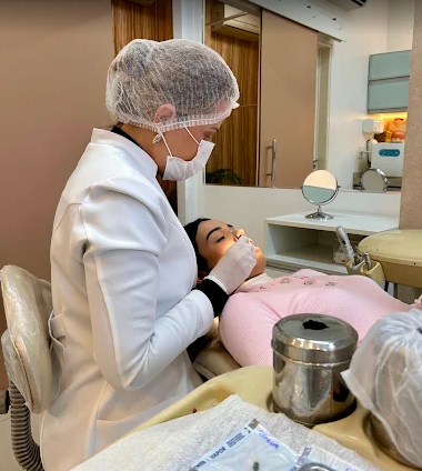 Profissional durante atendimento na Clínica Santa Mônica Saúde